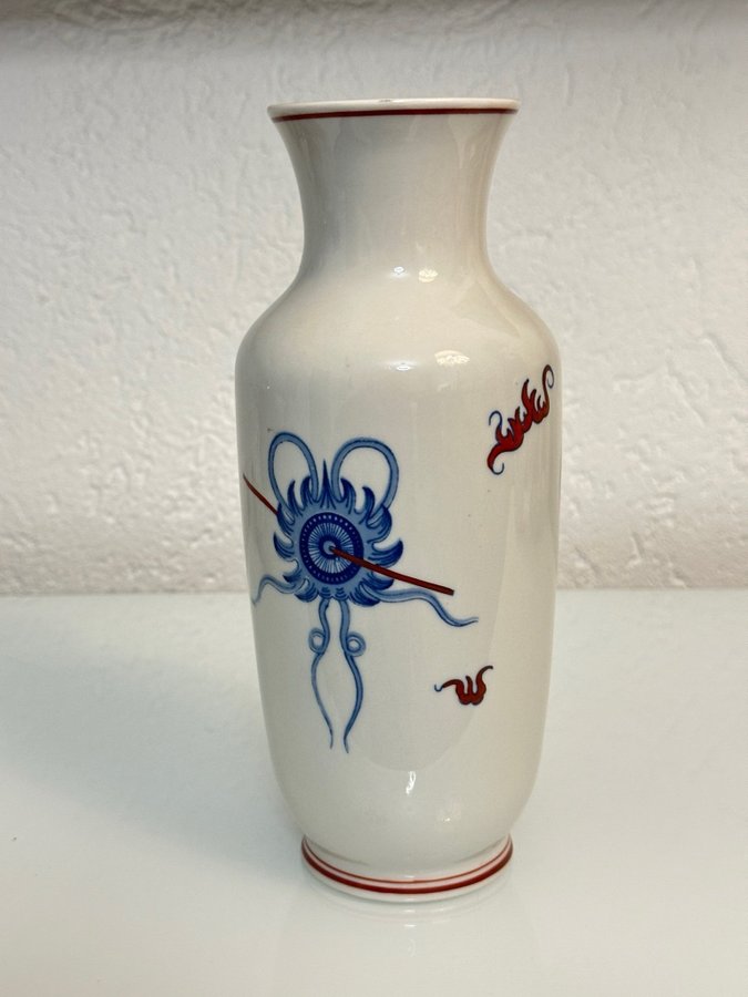 Vase mit Drachenmotiv