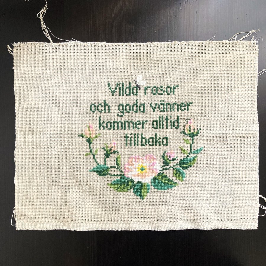 Broderad väggbonad beige rosa grön blommor ordspråk bonad tavla