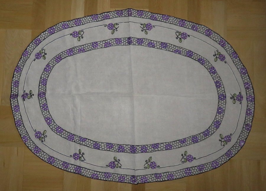 Vacker oval broderad linneduk i jugendstil