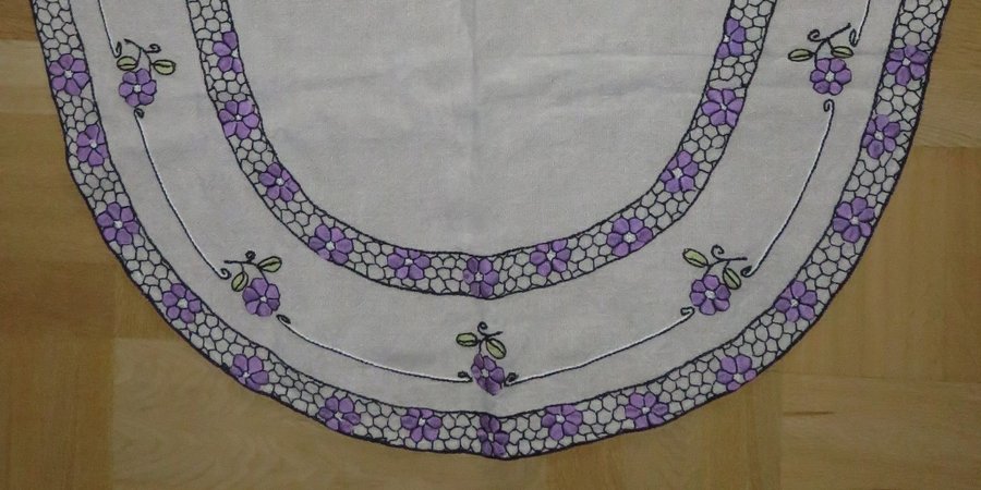 Vacker oval broderad linneduk i jugendstil