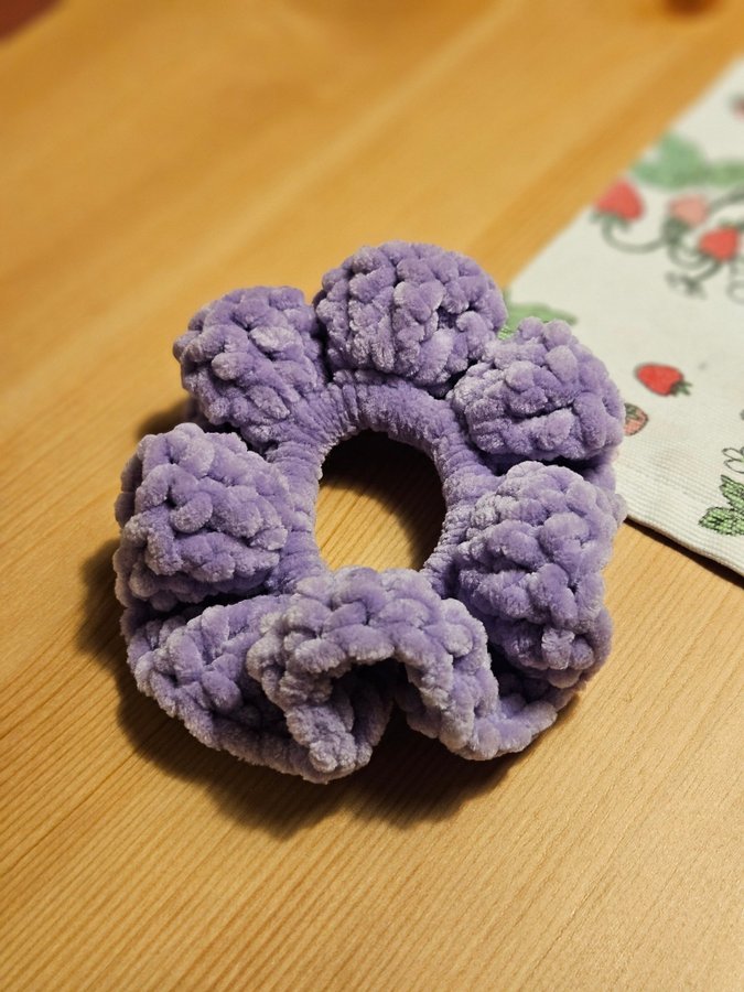 Lila virkad scrunchie