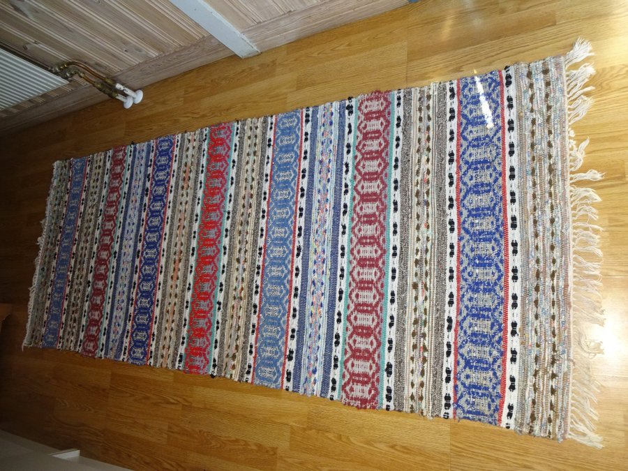 Hemvävd Trasmatta i vackra färger och snyggt mönster Mått: 206 x 81 cm