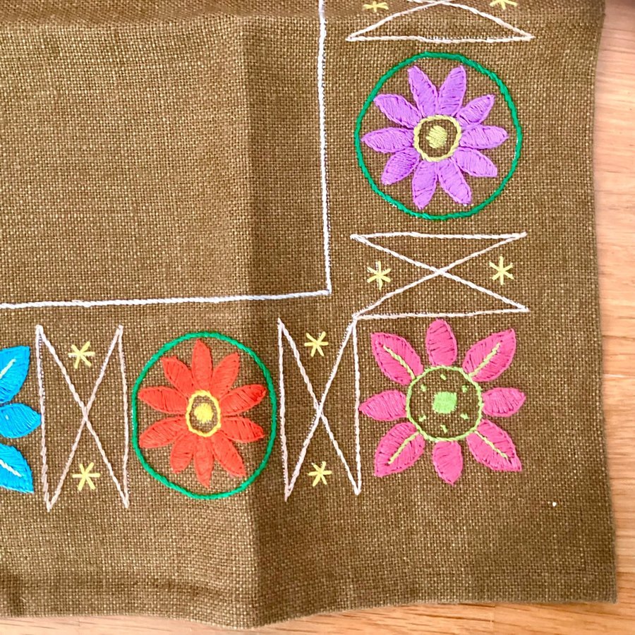 Retro Handbroderad Duk Blommor på Brunt Linne 51,5 X 39,5 cm Vintage 1959-60-tal