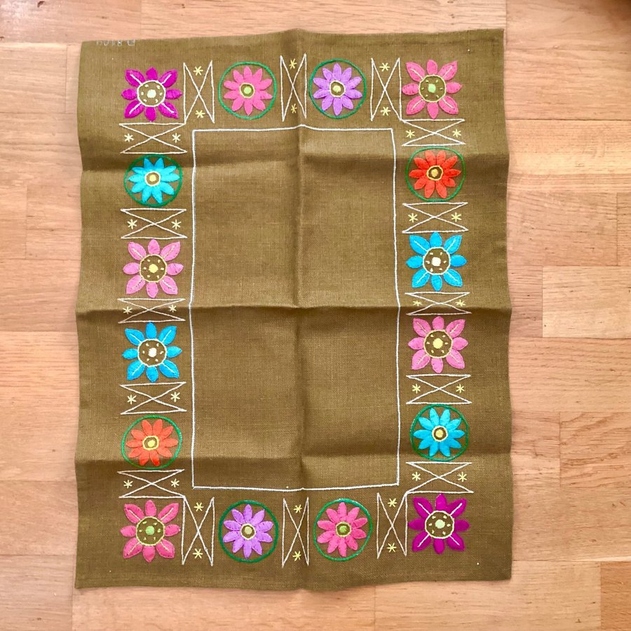 Retro Handbroderad Duk Blommor på Brunt Linne 51,5 X 39,5 cm Vintage 1959-60-tal