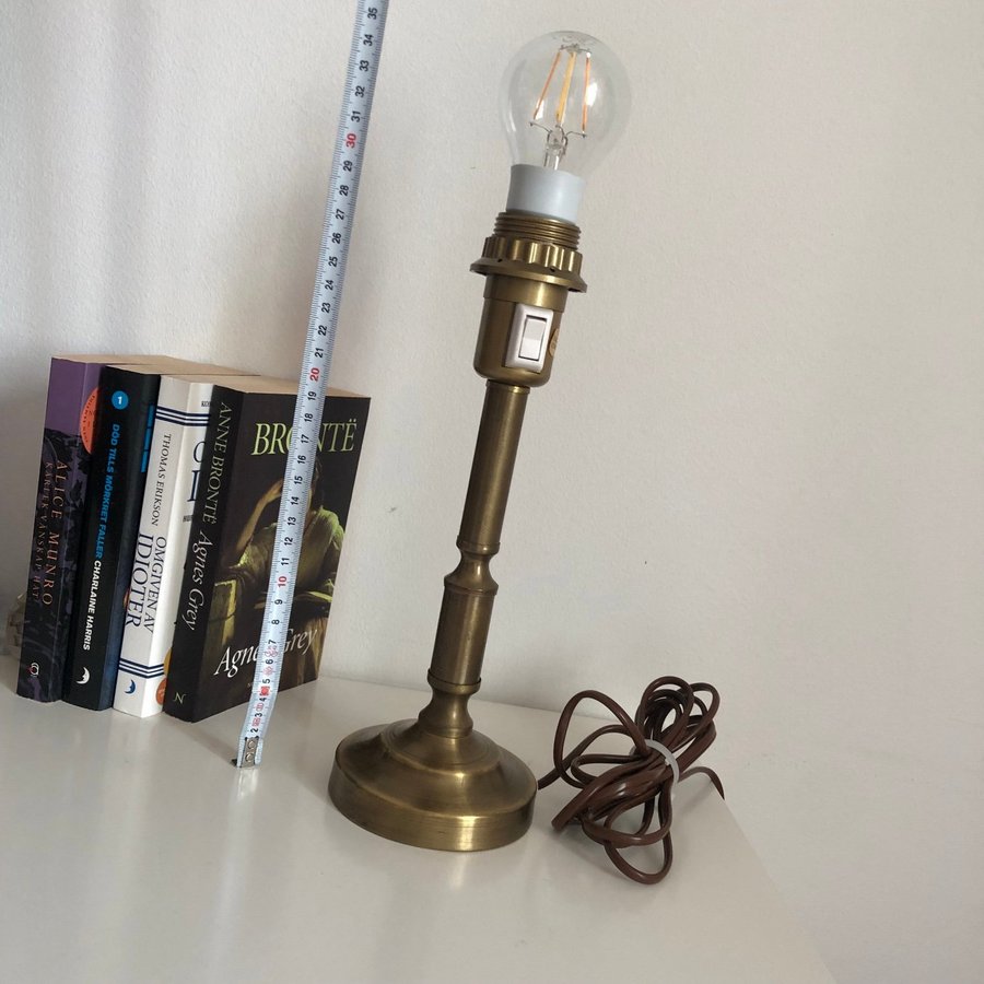 Bordslampa stomme av mässing Boréns 1900-talets mitt modell 8348 höjd 30cm