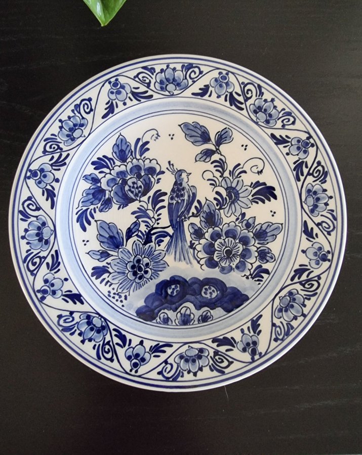 Vacker väggtallrik med handmålad dekor DP Delft Holland Handpainted