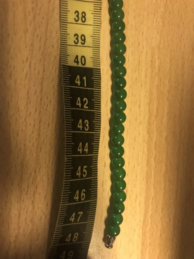 Jade halsband 48 cm långt med skruvlås Vikt 38 gram. Grön Nefrit.