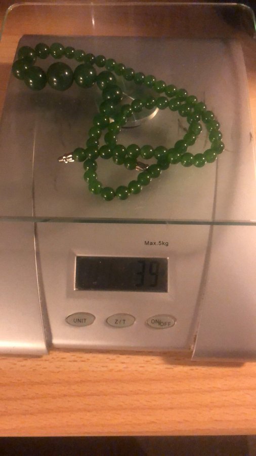 Jade halsband 48 cm långt med skruvlås Vikt 38 gram. Grön Nefrit.