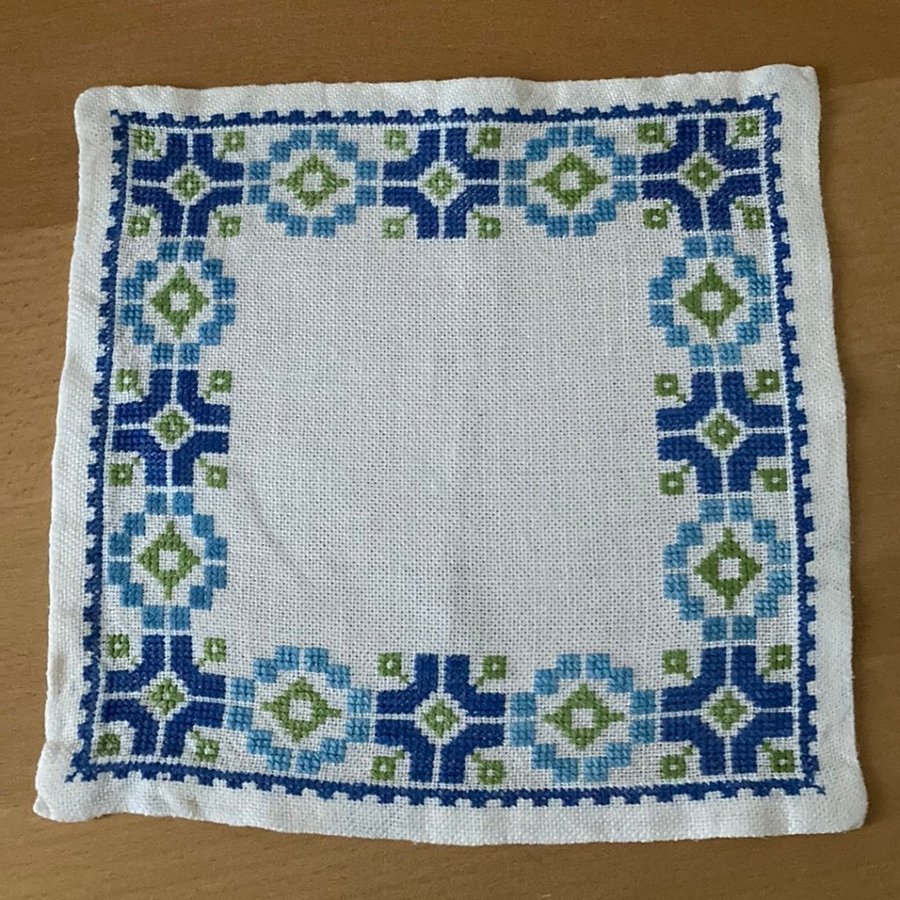 Fin BRODERAD duk. Broderad på linne. 26 x 26 cm