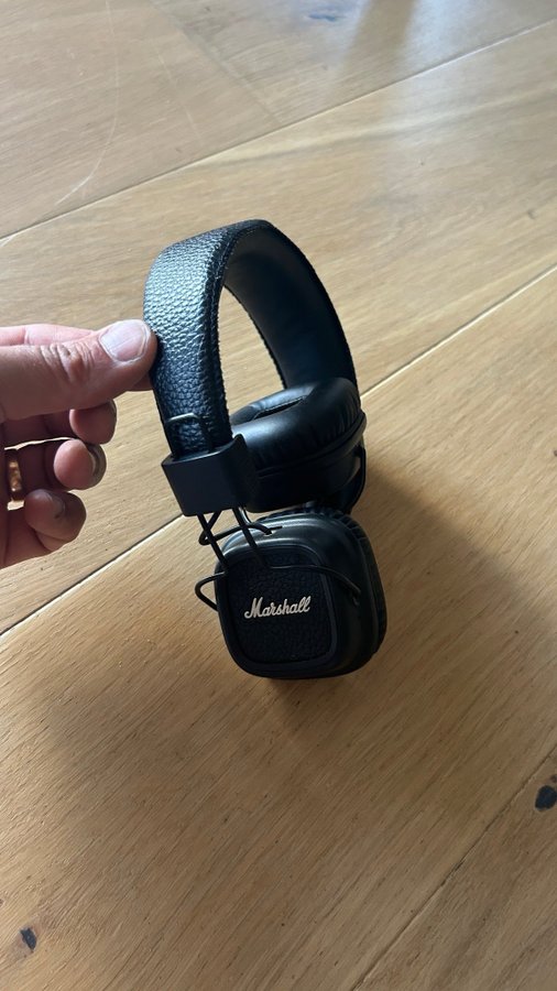 Marshall on-ear hörlurar med Bluetooth