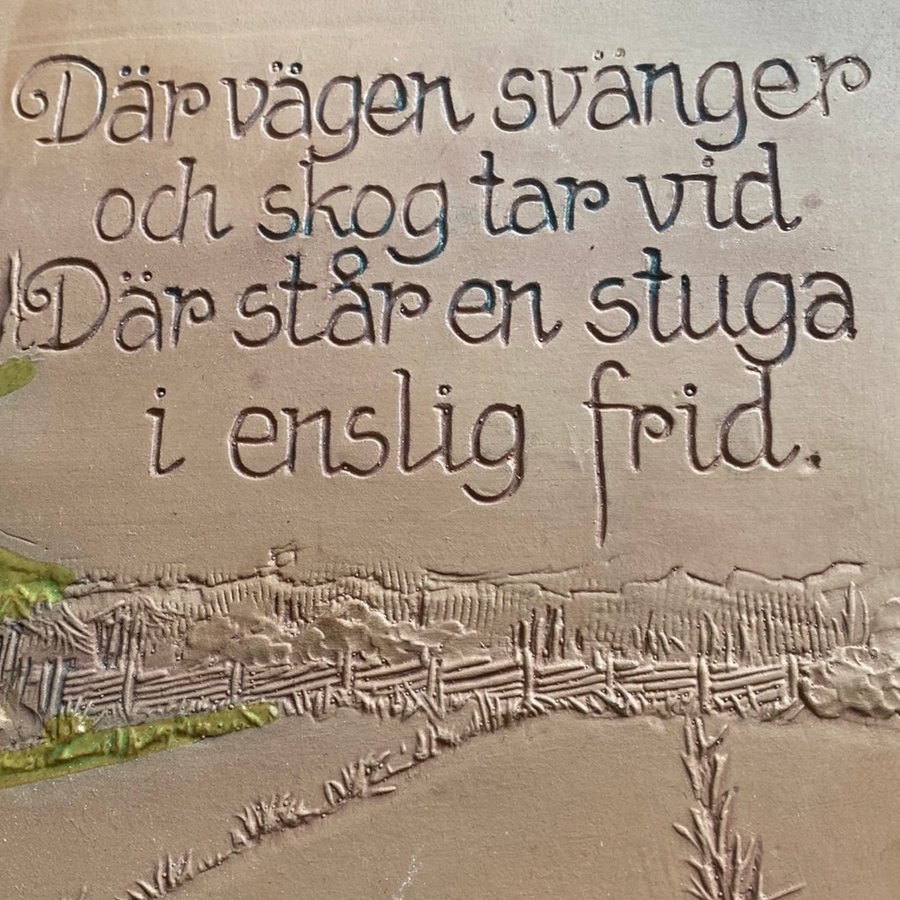 Jie keramik - Väggplatta med text "Där vägen svänger"