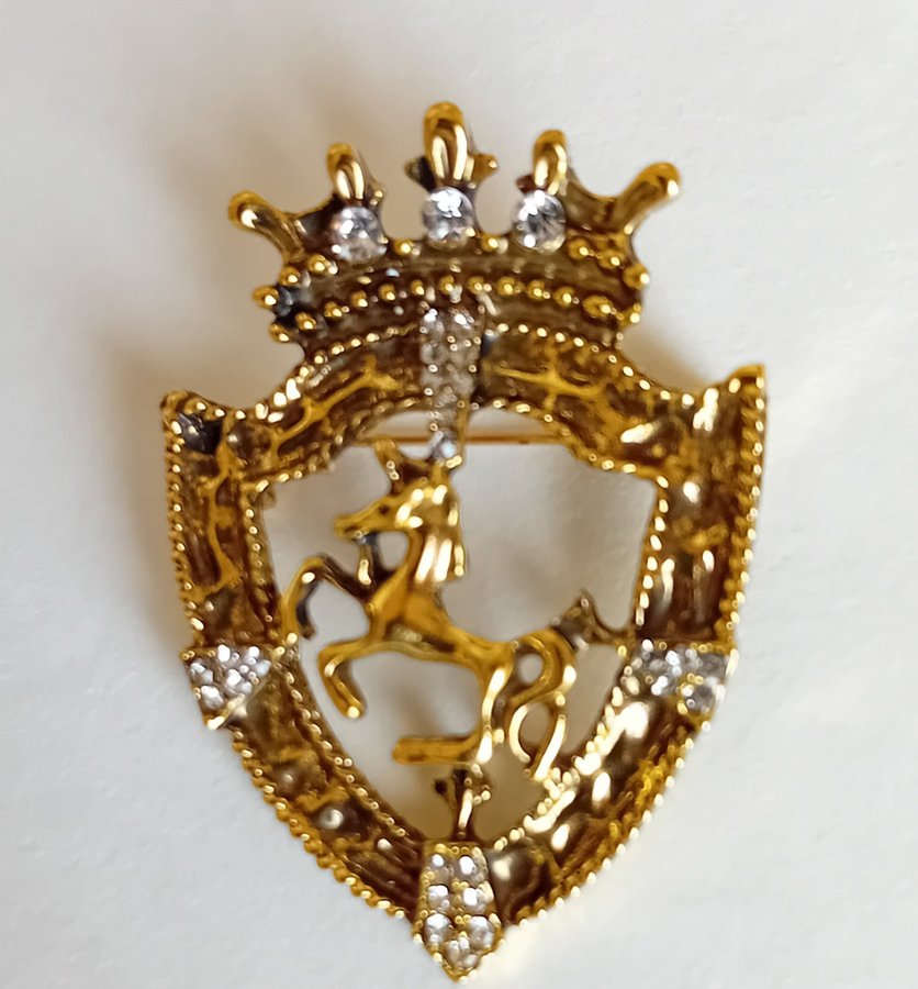 Charming royal horse back riding brooch