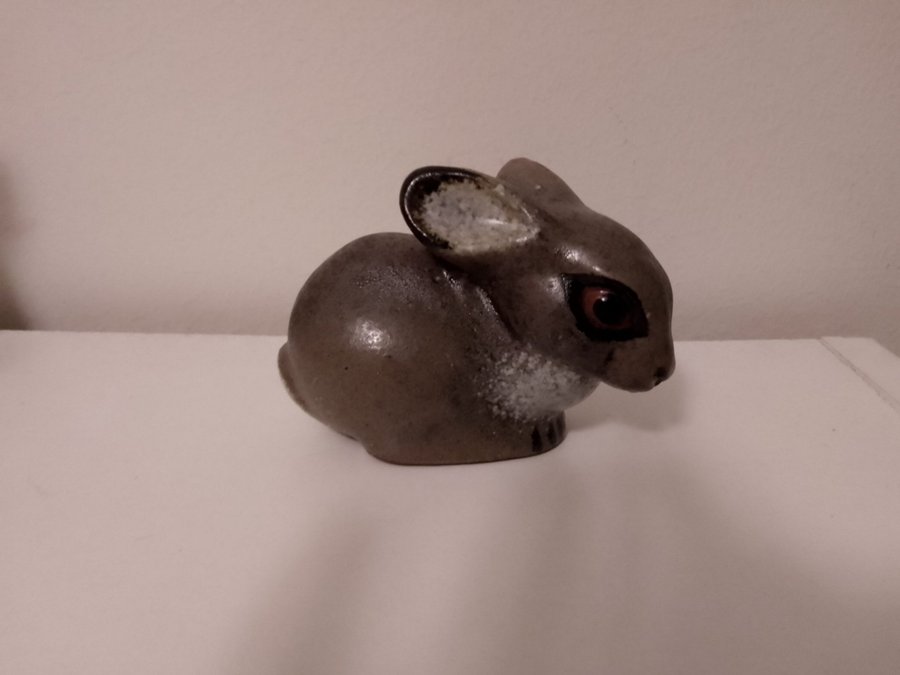 Figurin, Thomas Hellström, Hare för Nittsjö, ca 7cm, keramik