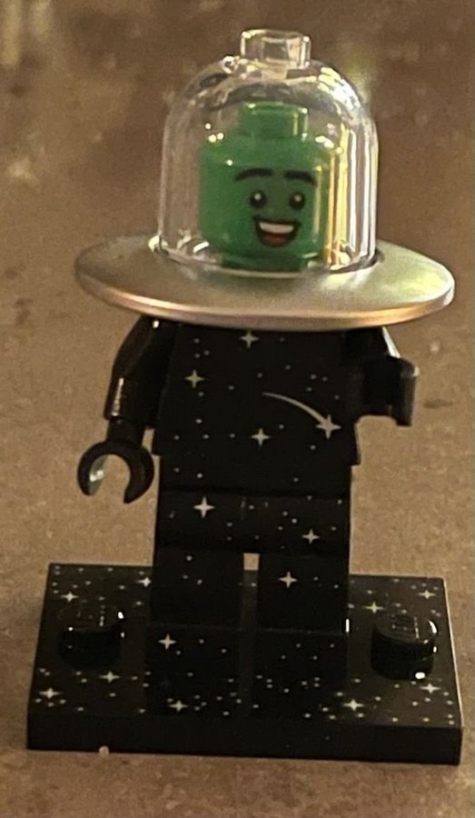 LEGO minifigures (Series 26) Flying Saucer Costume Fan