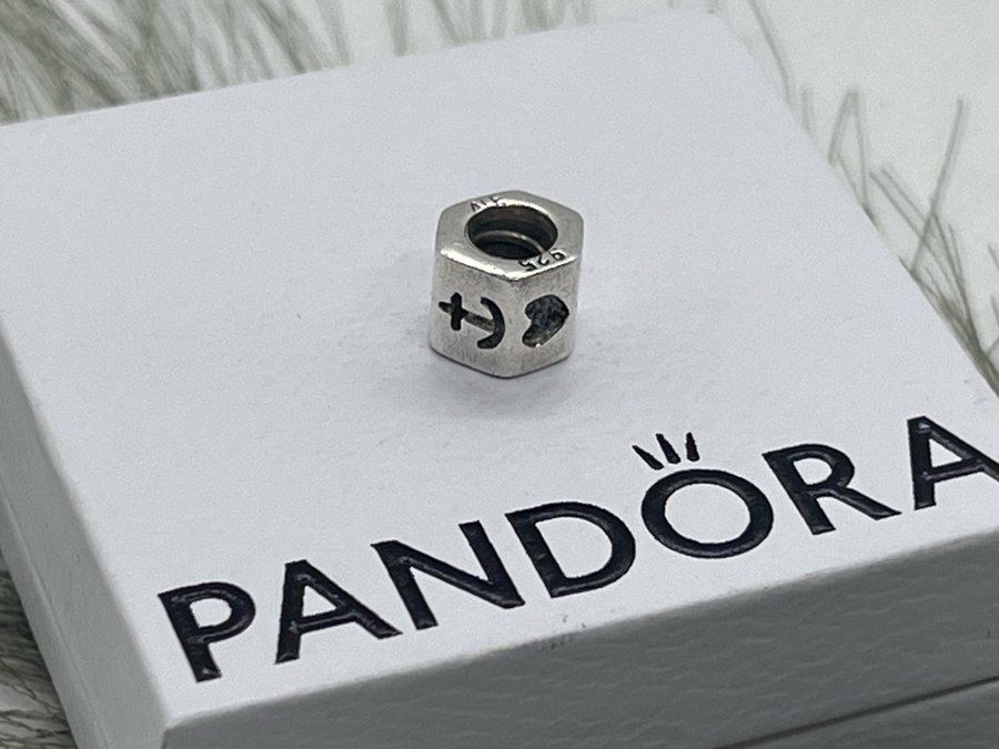 Pandora berlock, silver.