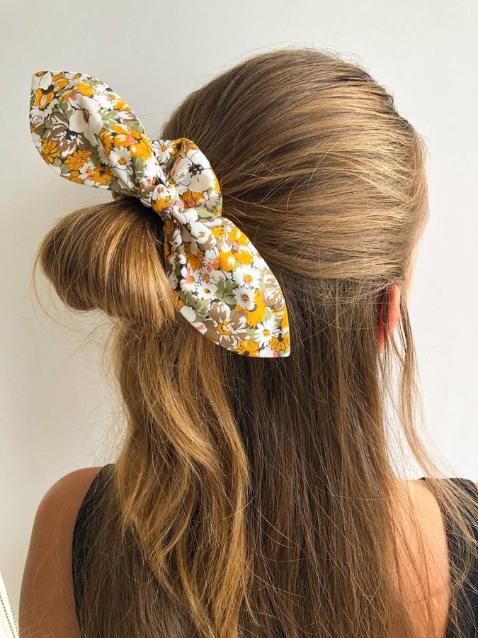 Scrunchie med rosett, Gul vit blommig, retro, Hårsnodd i tyg, Handsydd