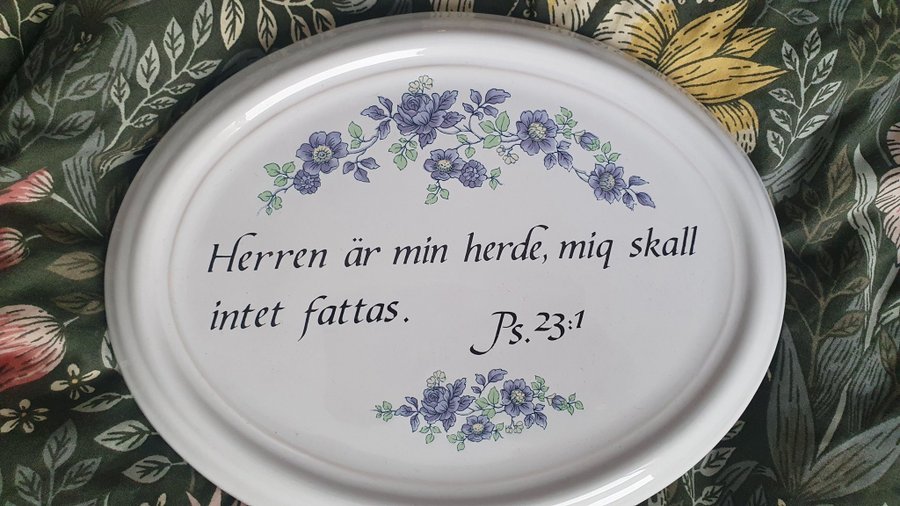 Väggplatta med texten "Herren är min herde, mig skall intet fattas. Ps. 23:1"