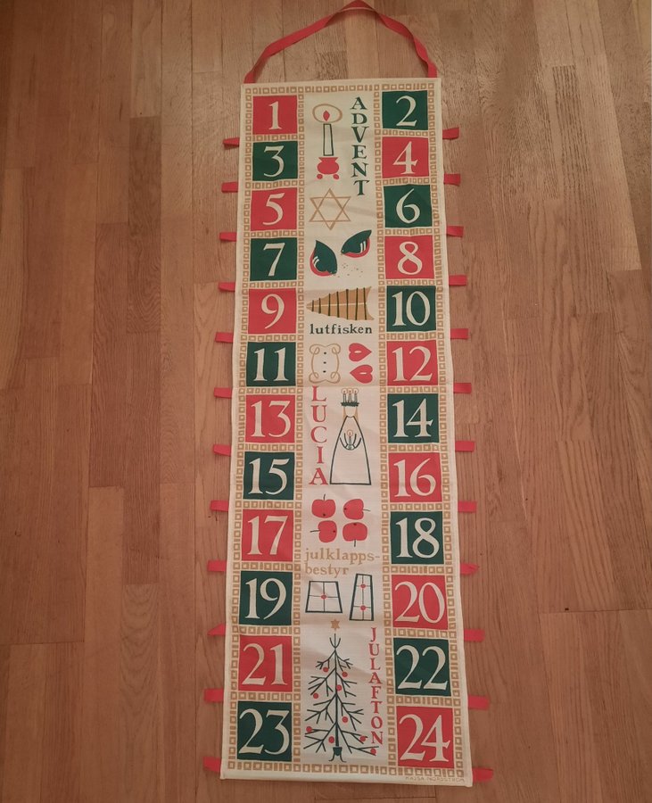 Julkalender i tyg med röda band design Kajsa Nordström