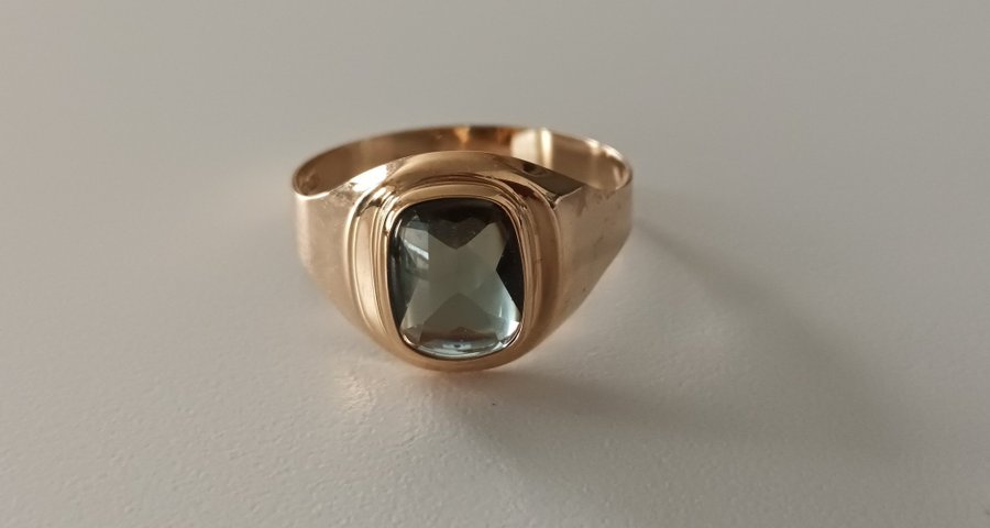 Mycket vacker guldring med en stor ljusgrön sten. 14K. Nyskick. Titta.