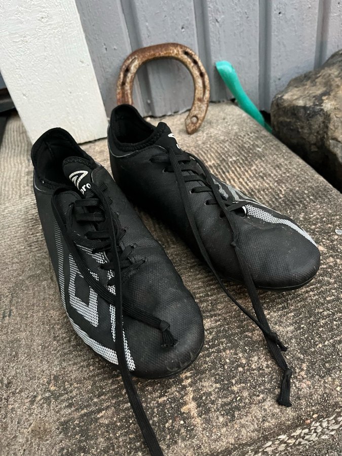 Umbro fotbollsskor svarta storlek 40,5