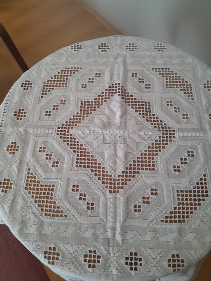 Vacker stor vit handbroderad duk I hardanger.