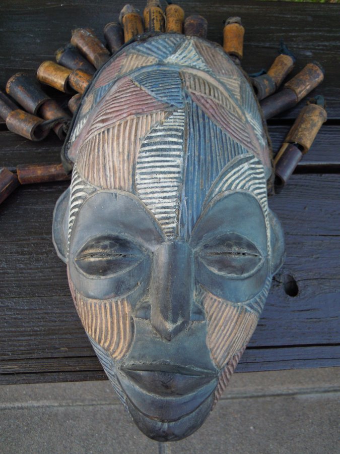 Afrikansk målad mask i trä 1900-tal