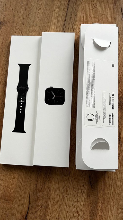 Apple Watch Series 6 44mm Space Gray Aluminium Black Sport Band GPS