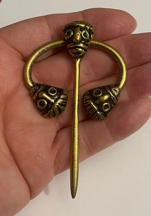 VIKING BROSCH I brons / bronze.