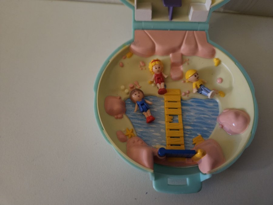 Polly Pocket hus med 3 figurer, 1989