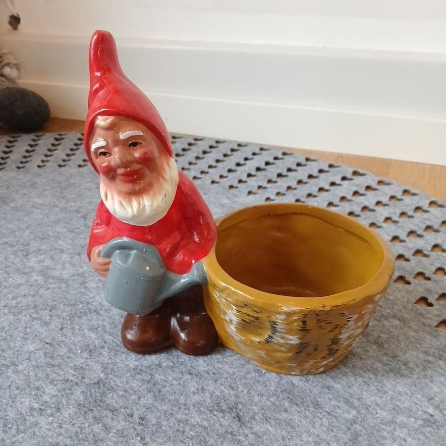 Tomte med vattenkanna äldre vintage