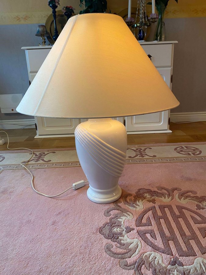 En stor vacker vit bordslampa i porslin med skärm, Höjd 72 Cm