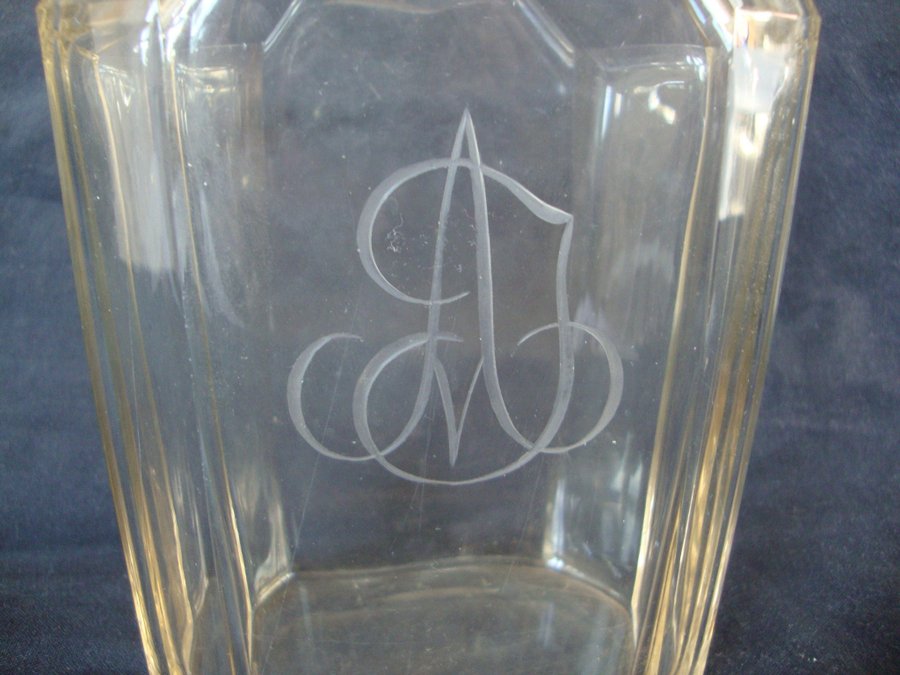 Glaskaraff från Eda glasbruk med monogram