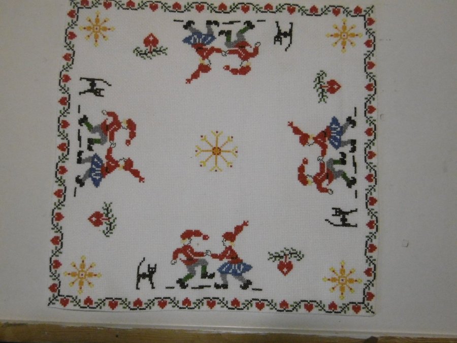 Fint broderad julduk med tomtar 33x33 cm