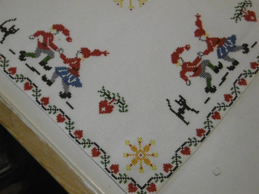 Fint broderad julduk med tomtar 33x33 cm