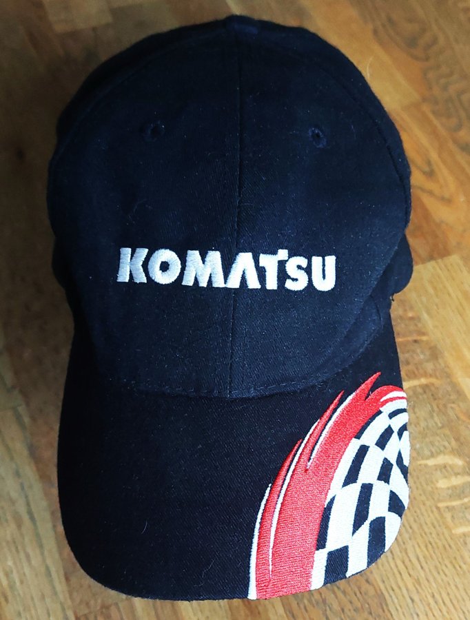 Keps KOMATSU Svart med Logotype och Skärmdekor