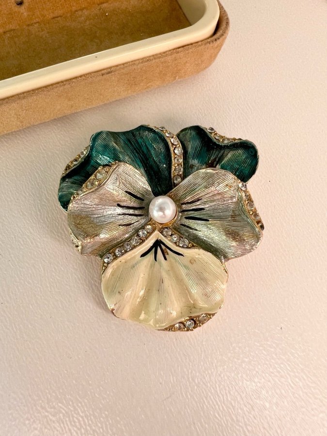 Vintage brooch med underbar blomma