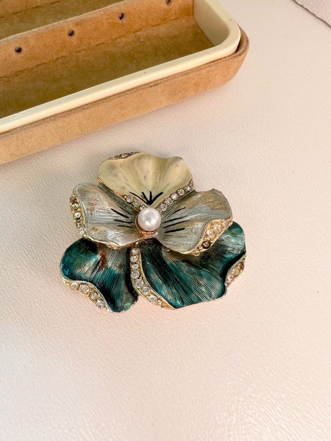 Vintage brooch med underbar blomma