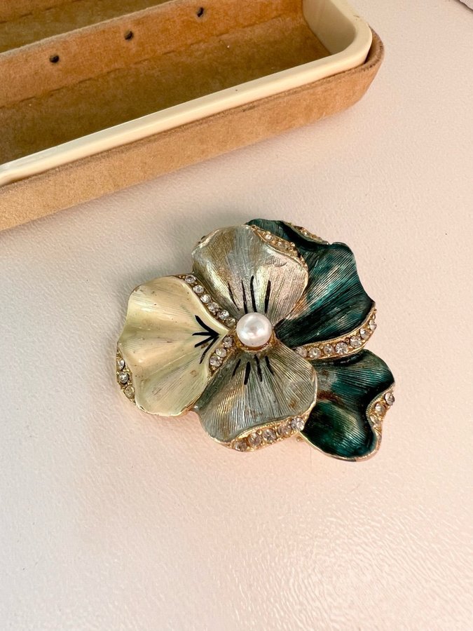 Vintage brooch med underbar blomma