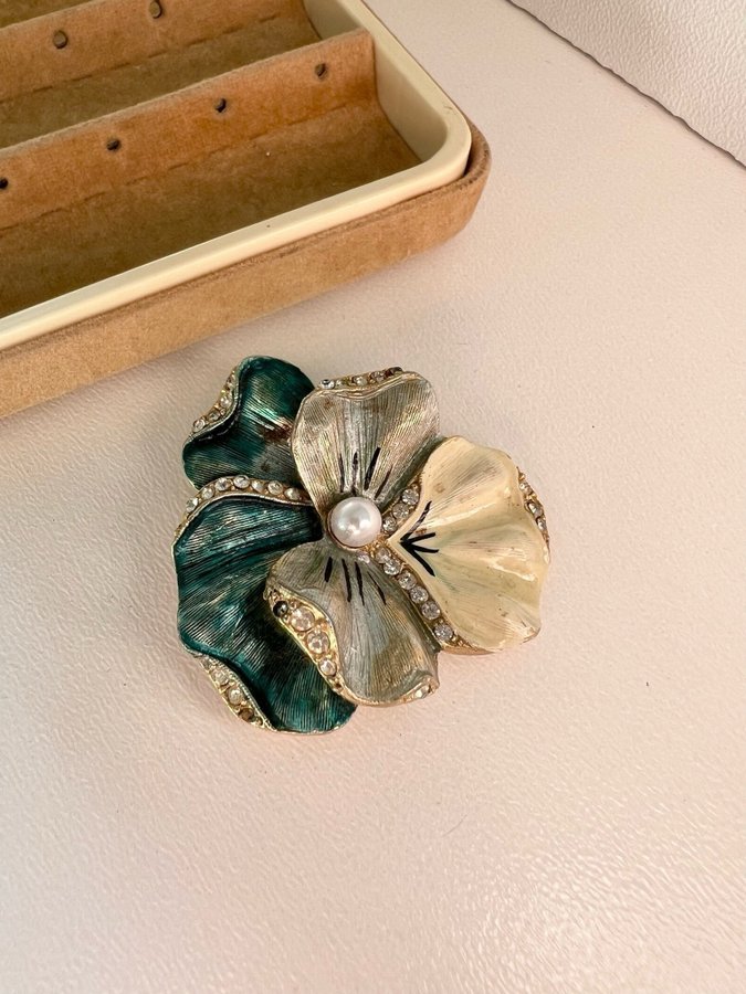 Vintage brooch med underbar blomma