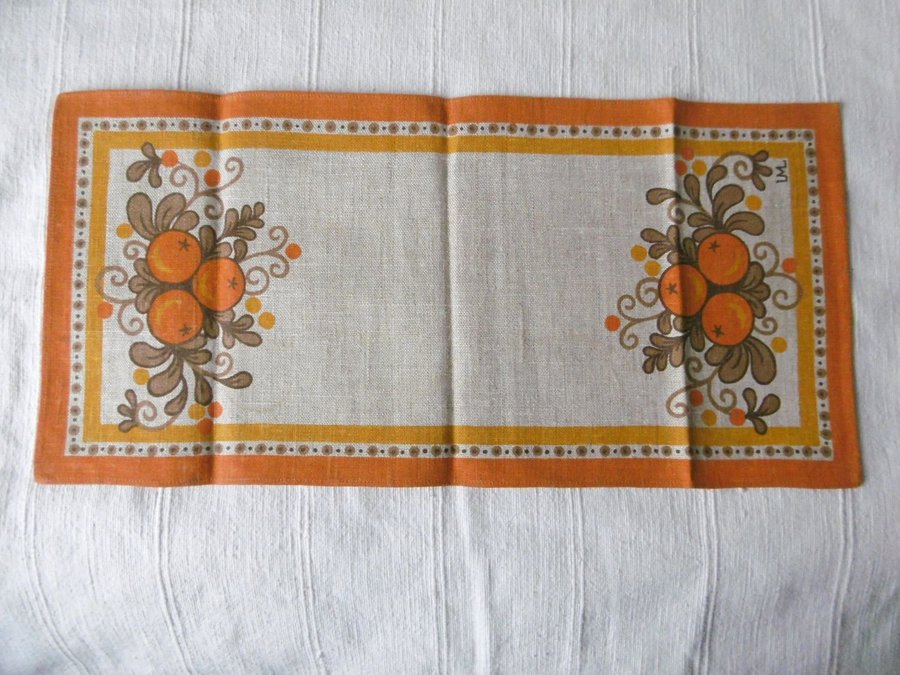 Liten retro löpare med orange motiv, design UML 23x72 cm