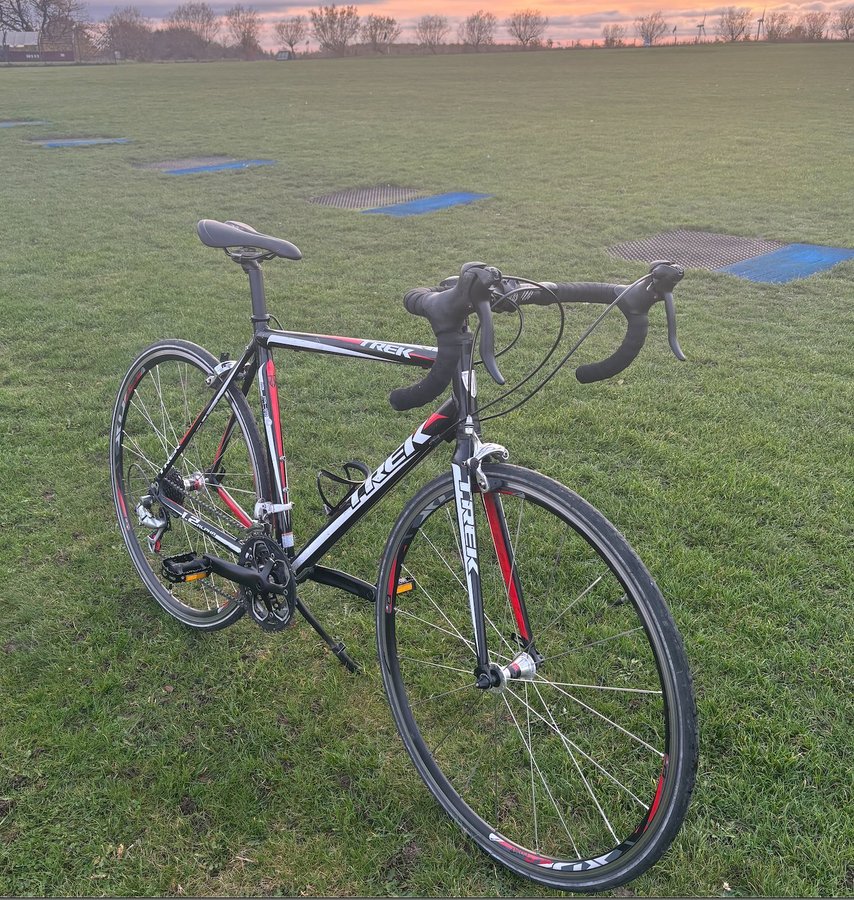 Trek - Road Bike (1.2 Alpha) Sora 28” Black White Red