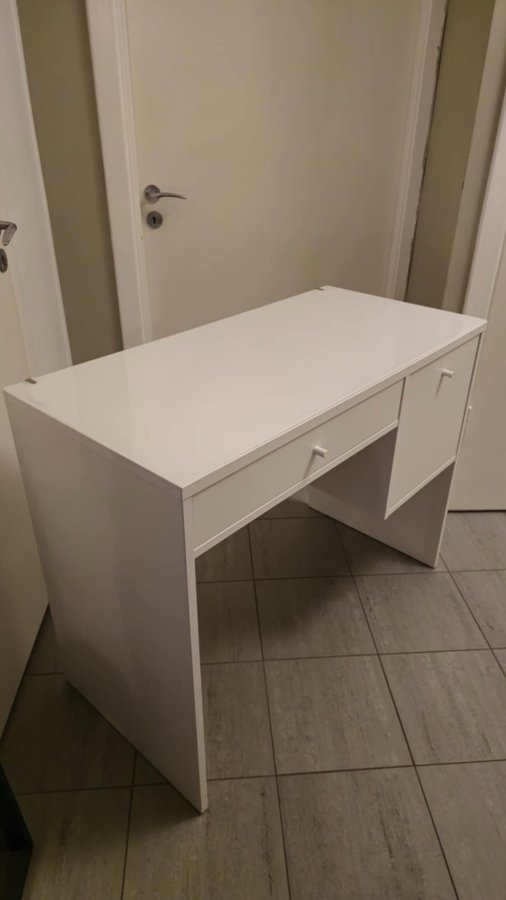 Säljer en vit IKEA SYVDE sminkbord DESKS 100x48