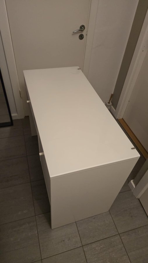 Säljer en vit IKEA SYVDE sminkbord DESKS 100x48