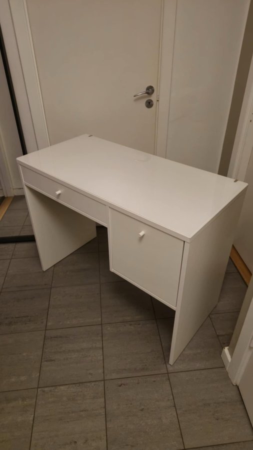 Säljer en vit IKEA SYVDE sminkbord DESKS 100x48