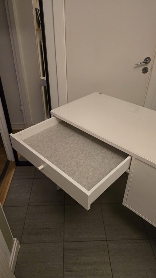 Säljer en vit IKEA SYVDE sminkbord DESKS 100x48