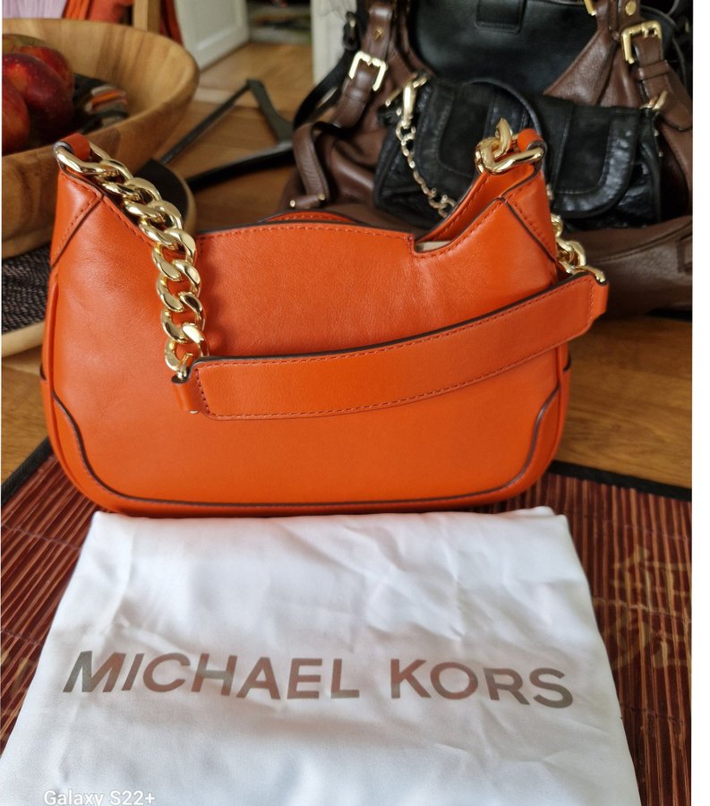 NY Michael Kors orange väska.