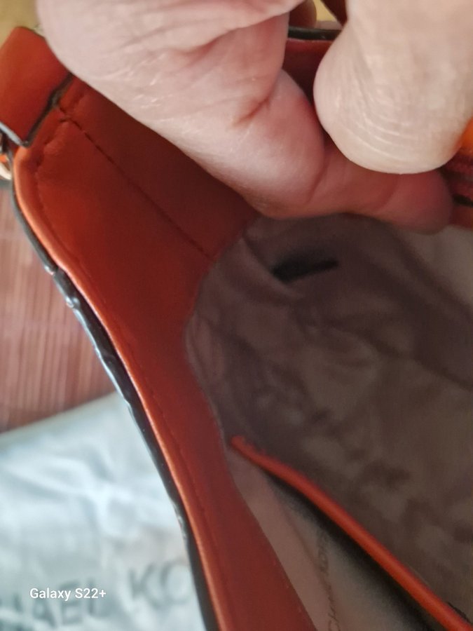 NY Michael Kors orange väska.