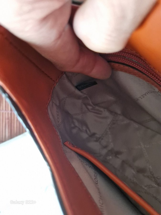 NY Michael Kors orange väska.