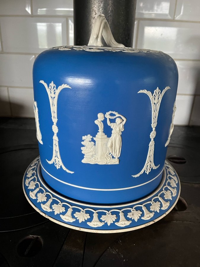 Jättestor ostkupa, stiltonkupa Jasperware möjligen 1800-tal. Wedgewood-kopia.