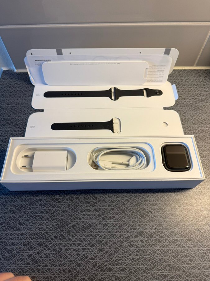 Apple Watch Series 5 44mm (GPS + Cellular)